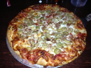 Tomato Bar_Sausage, Green Olive, and Garlic Pizza